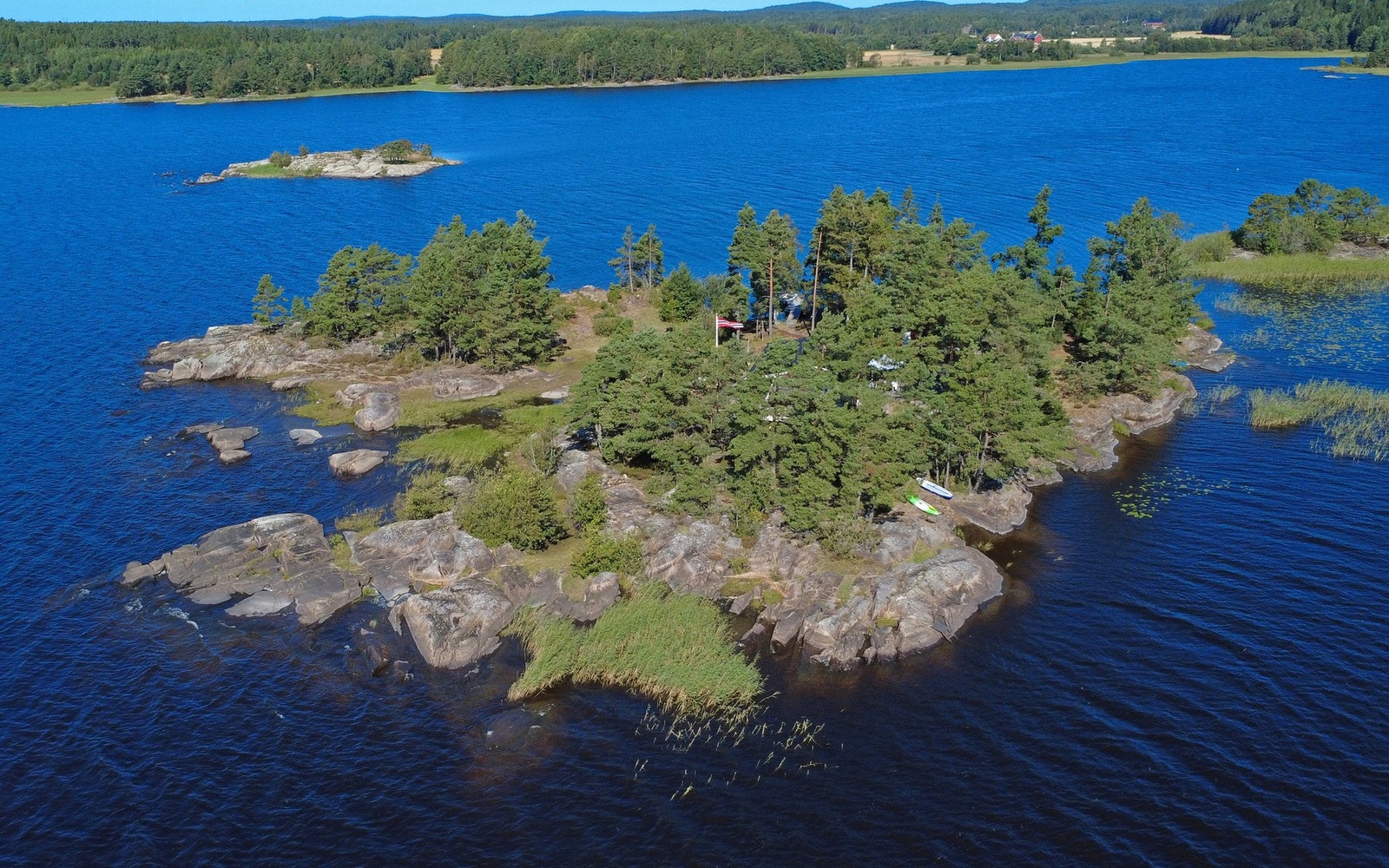 Det er et eget solcelleanlegg med vindmølle. Galleribilde
