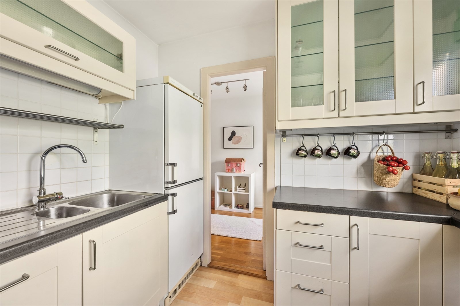 Det er godt med skap-og benkeplass på kjøkkenet Galleribilde