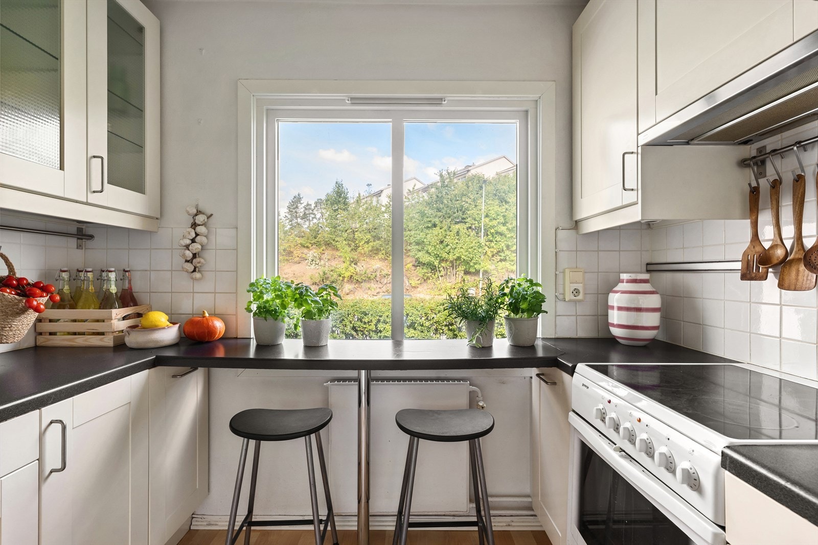 Praktisk kjøkken med fin frokostplass Galleribilde