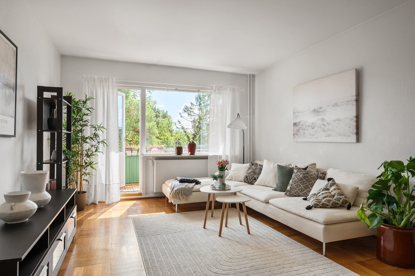 Romslig stue og godt med lys Galleribilde