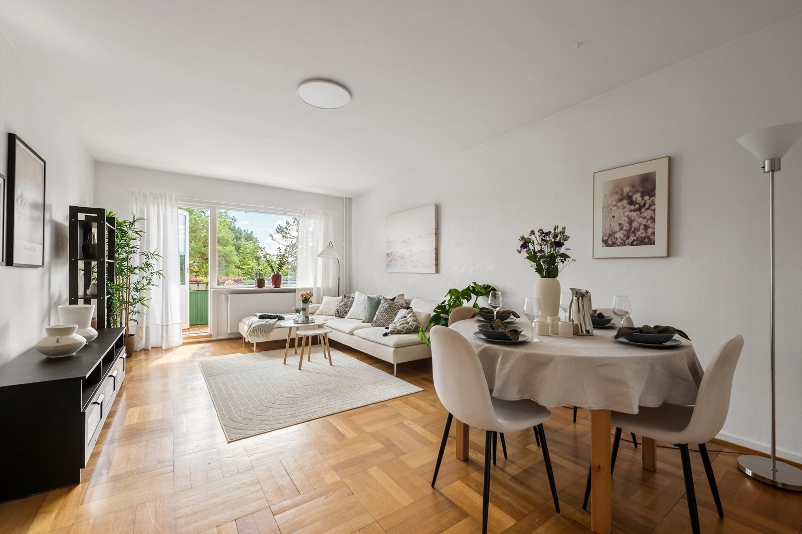 En romslig stue med god plass til både spisebord og sofagruppe Galleribilde