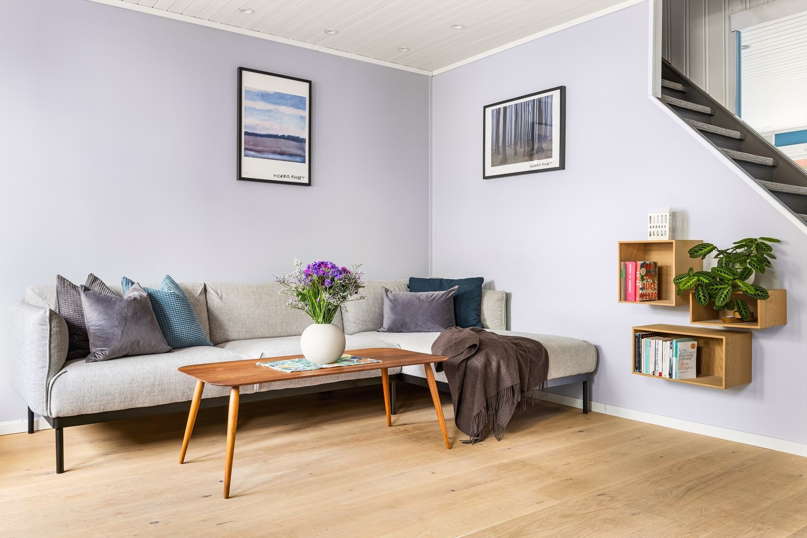 - I stuen har du rikelig med plass til sofa og tilhørende medialøsning! - Galleribilde