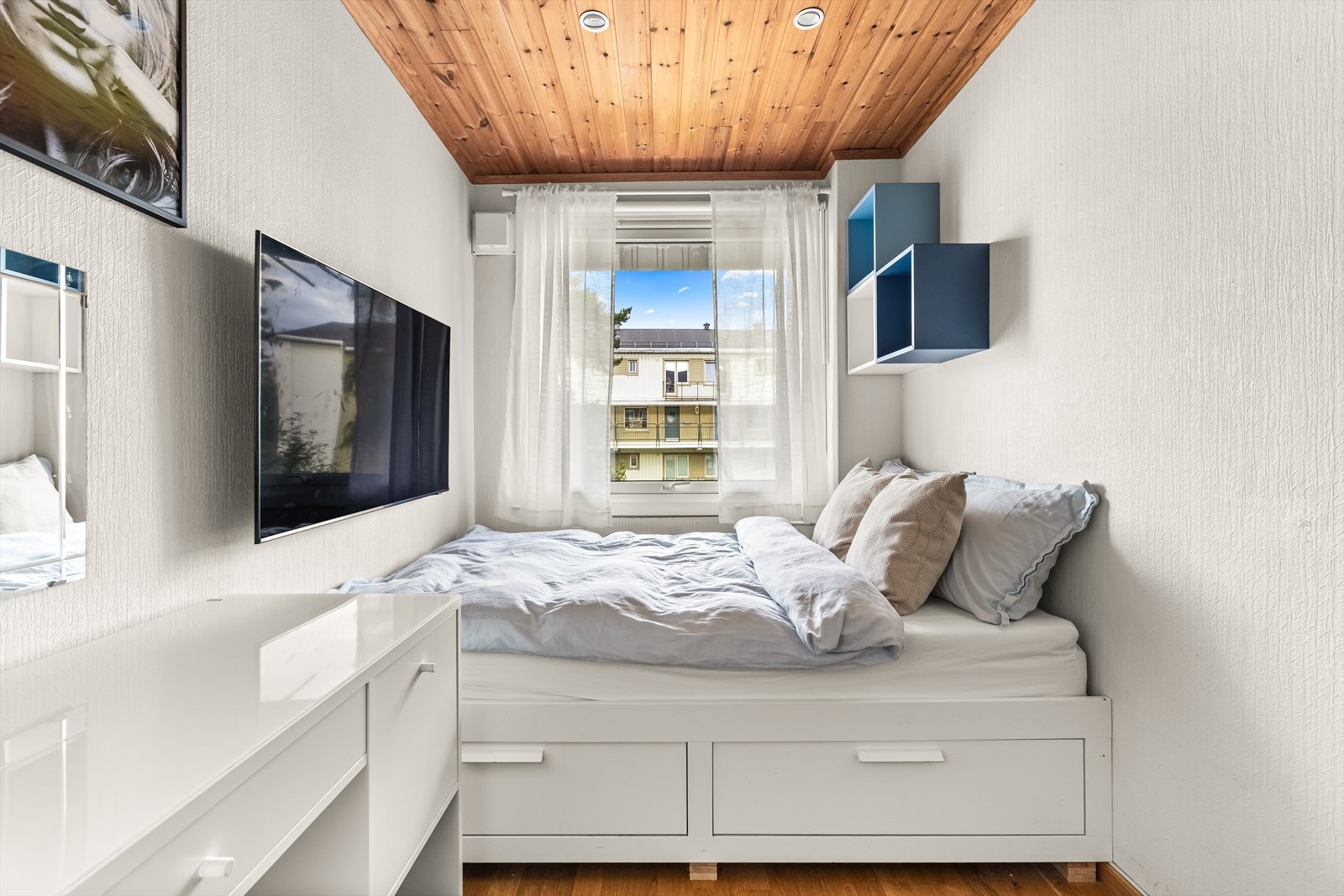 - Rikelig med plass til seng, garderobe og skrivebord - Galleribilde