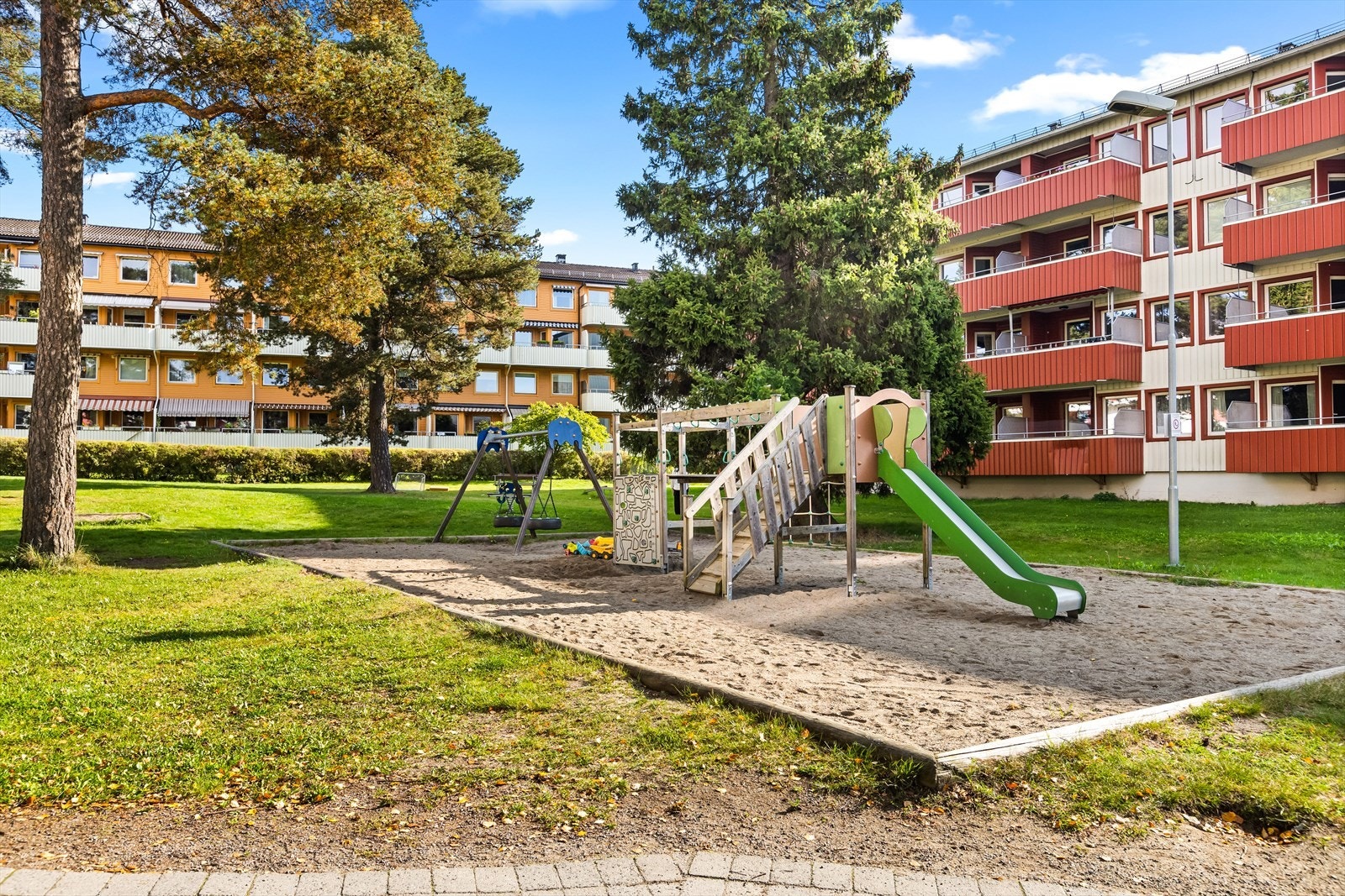 - Flott lekeplass like ved - Galleribilde
