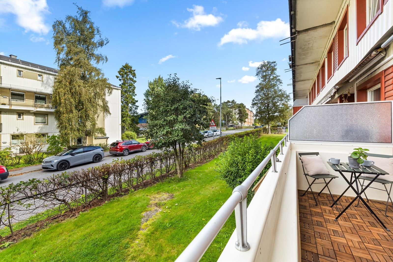- Flere leiligheter har bygd trapp ned til borettslaget sin felles tomt, det er også mulig her - Galleribilde