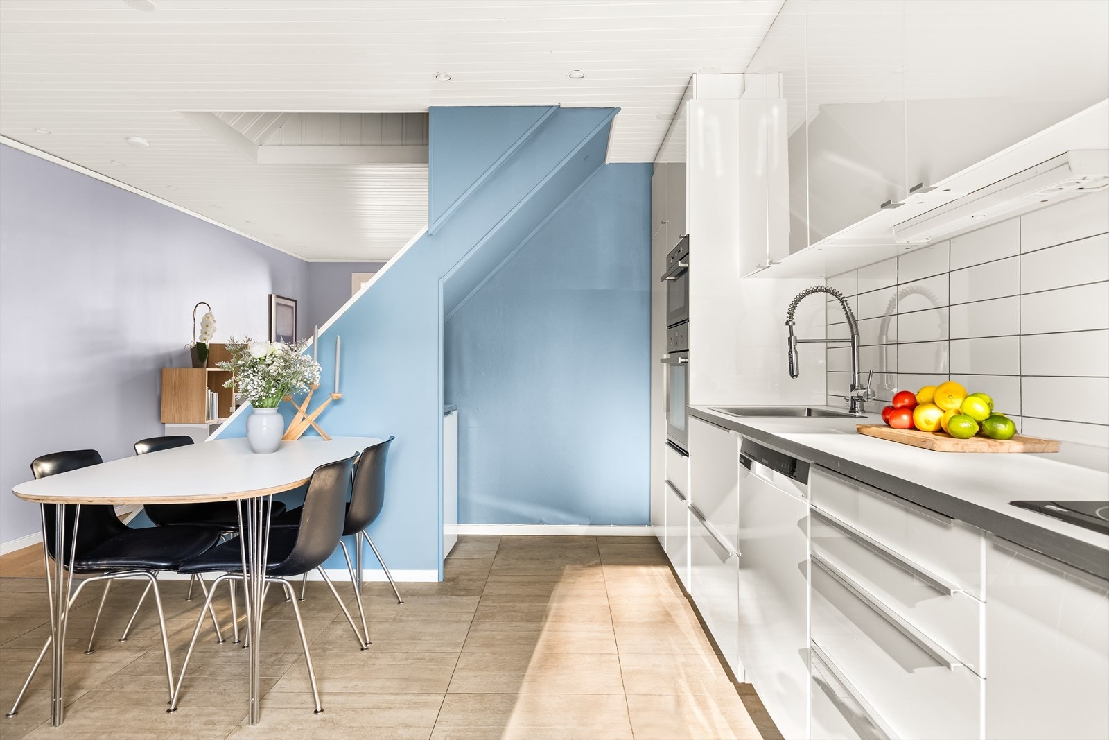 - Her har du også god plass til spisebord hvor familien kan samle seg! - Galleribilde