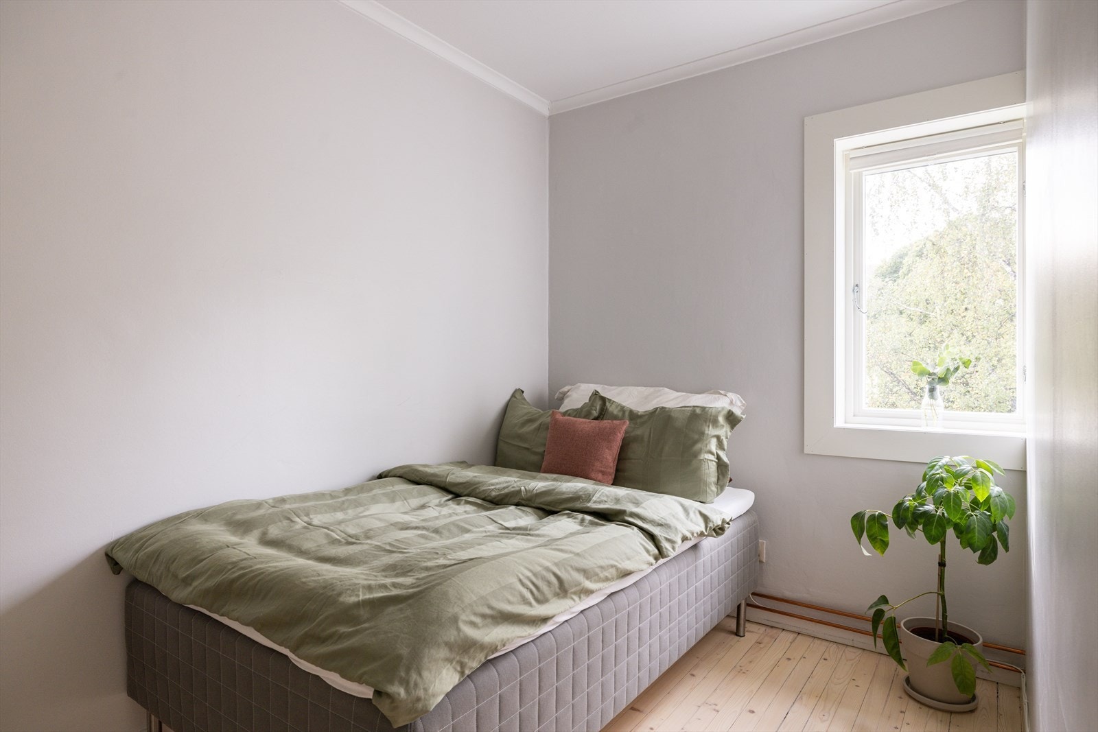 Soverom 2 med plass til seng og garderobeskap Galleribilde
