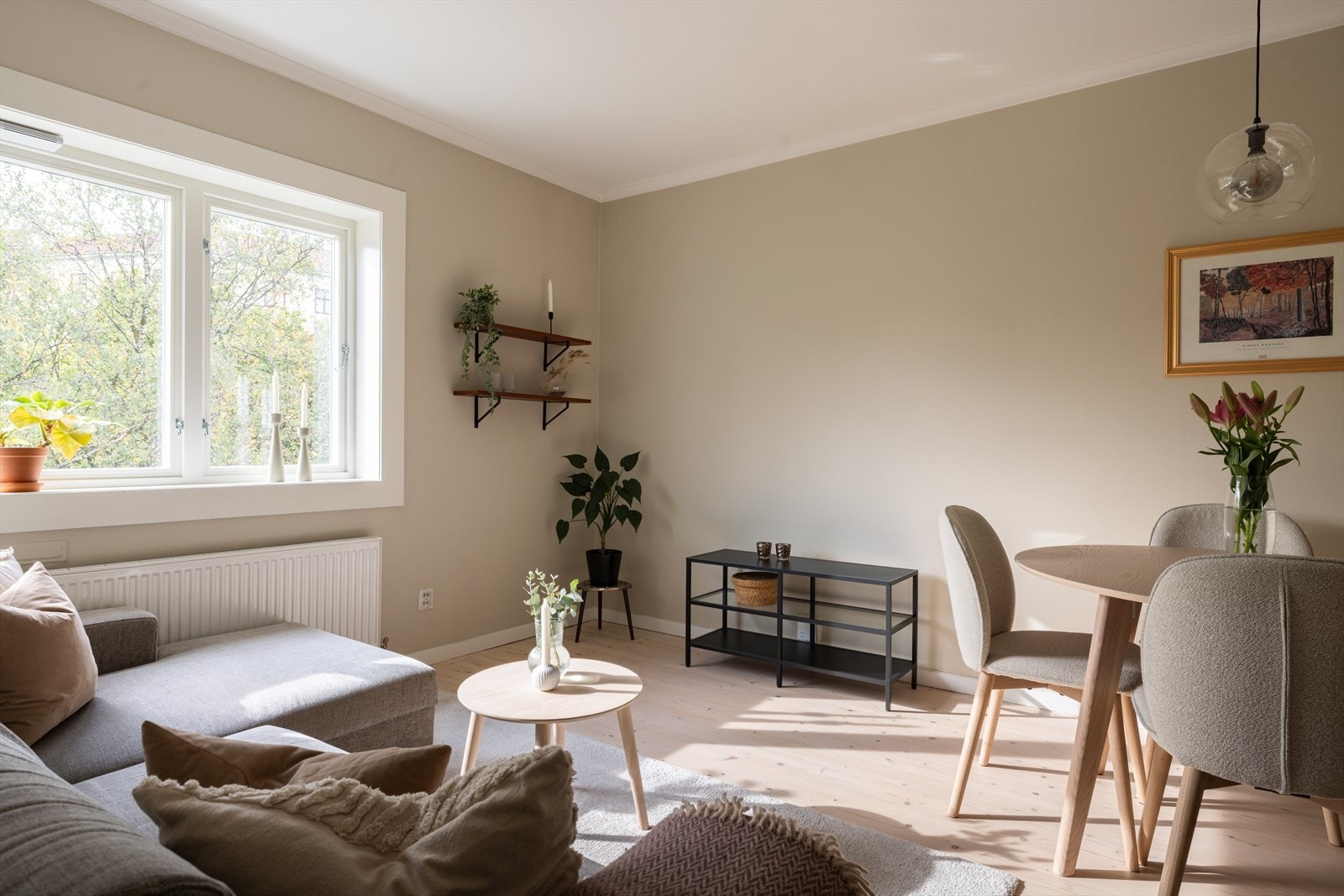 Stuen har flere innredningsmuligheter og det er plass til sofa, tv-møblement og spisebord Galleribilde