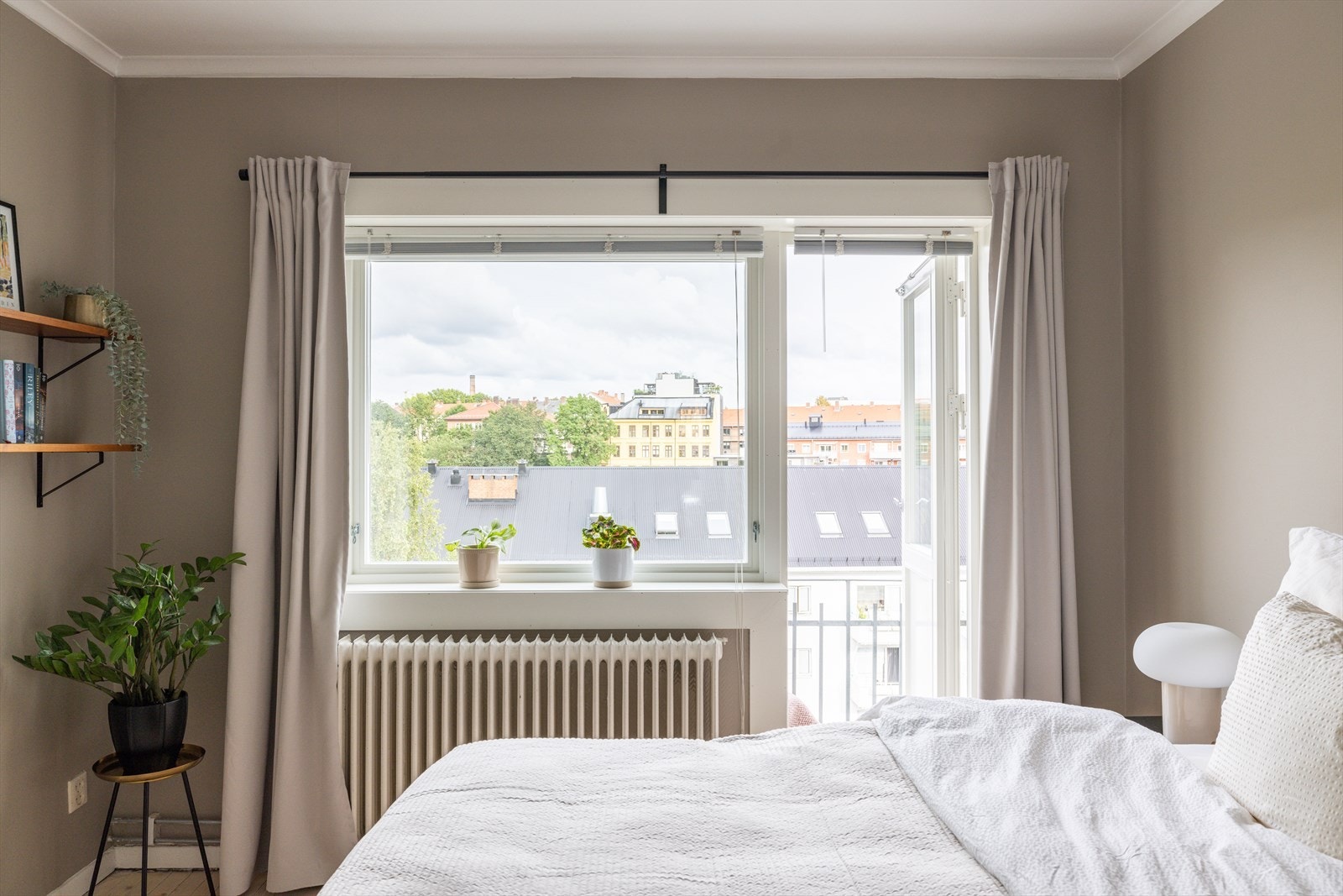 Hovedsoverommet har plass til stor seng og garderobeskap Galleribilde