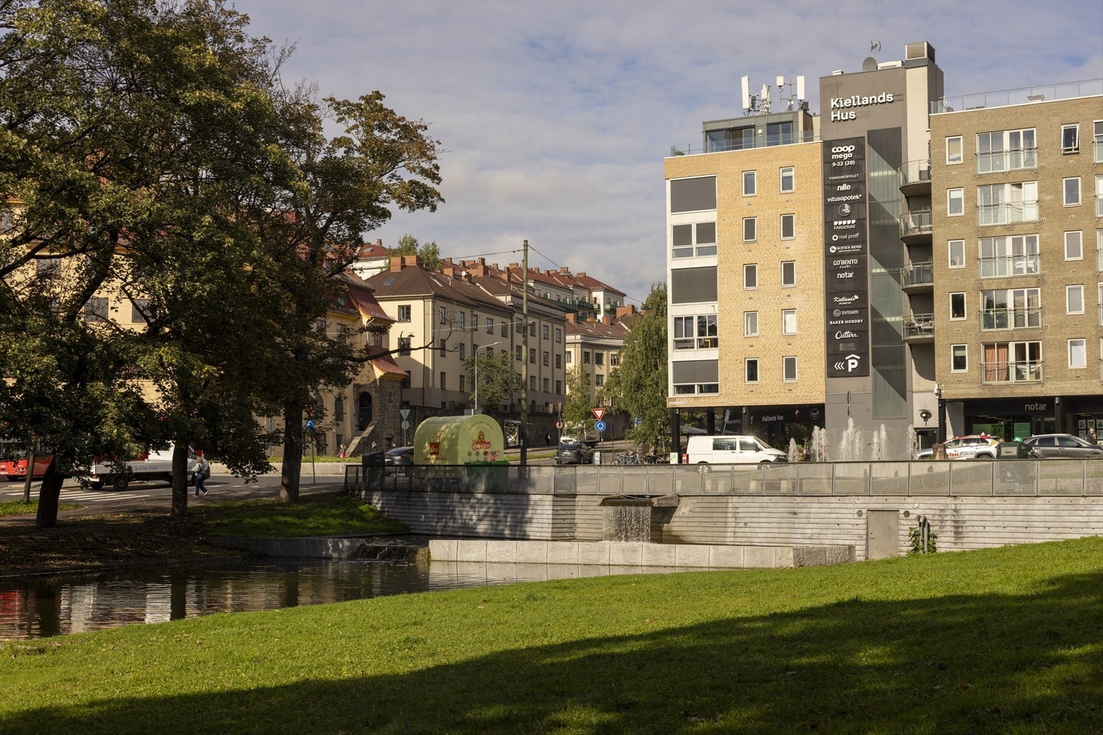 Til høyre på bilde så har man flere populære resturanter, blant annet Colonel Mustard på Aleksander Kiellands plass med god stemning og uteservering Galleribilde