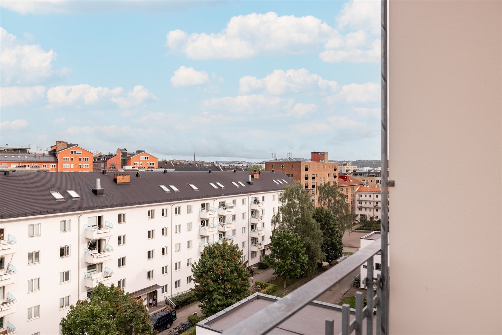 Fra leilighetens balkong har du denne utsikten Galleribilde