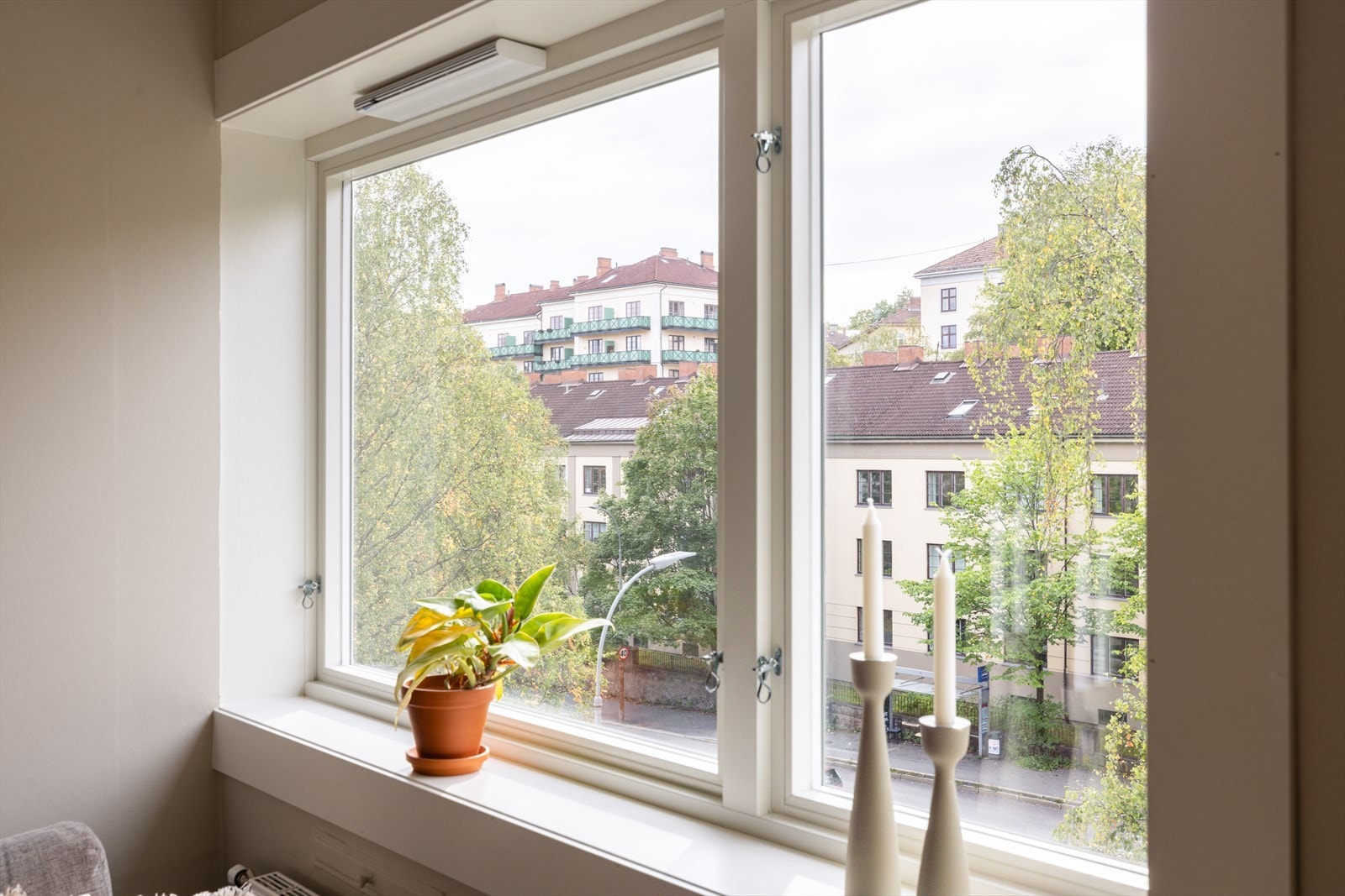 De store vindusflatene slipper inn godt med naturlig lys Galleribilde