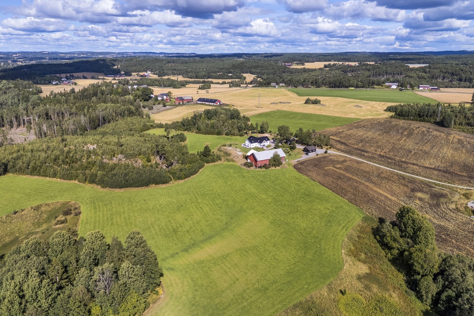 Innenfor 10 minutters kjøring finnes et godt servicetilbud, skoler, barnehager og gode pendermuligheter til omkringliggende byer og Oslo. Galleribilde