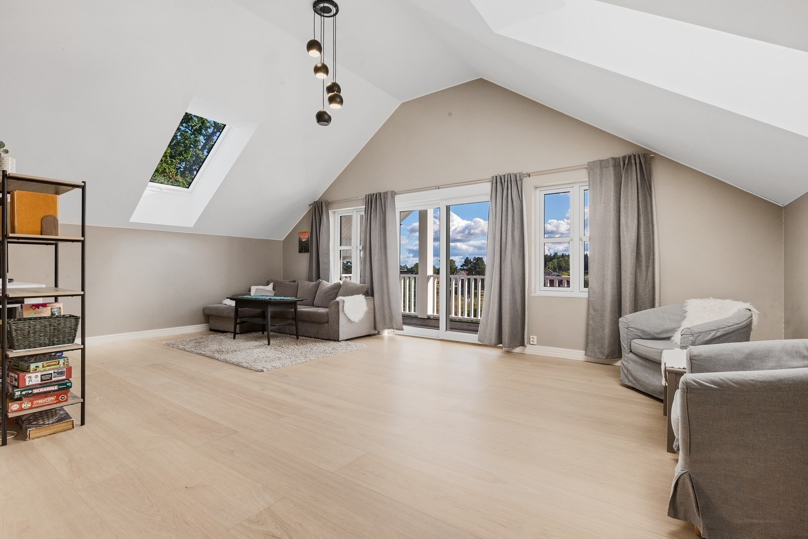 Atmosfæren med den gode takhøyden i andre etasje må oppleves! Galleribilde