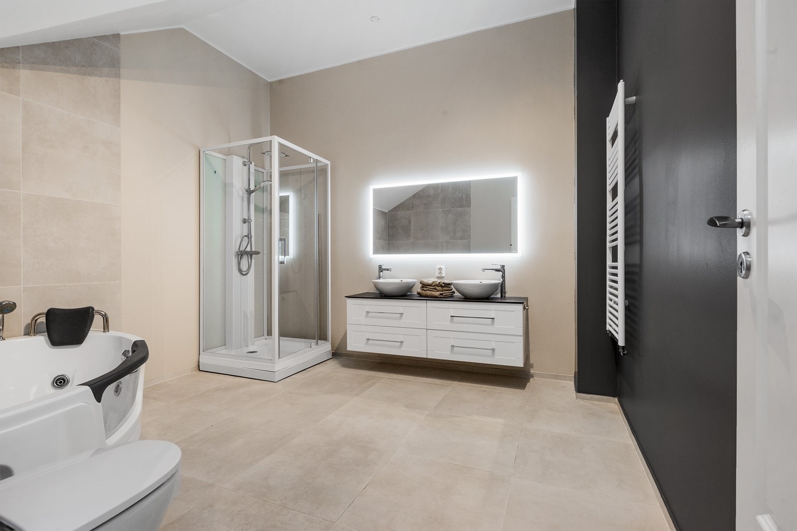 Flislagt baderom i andre etasje med badekar Galleribilde