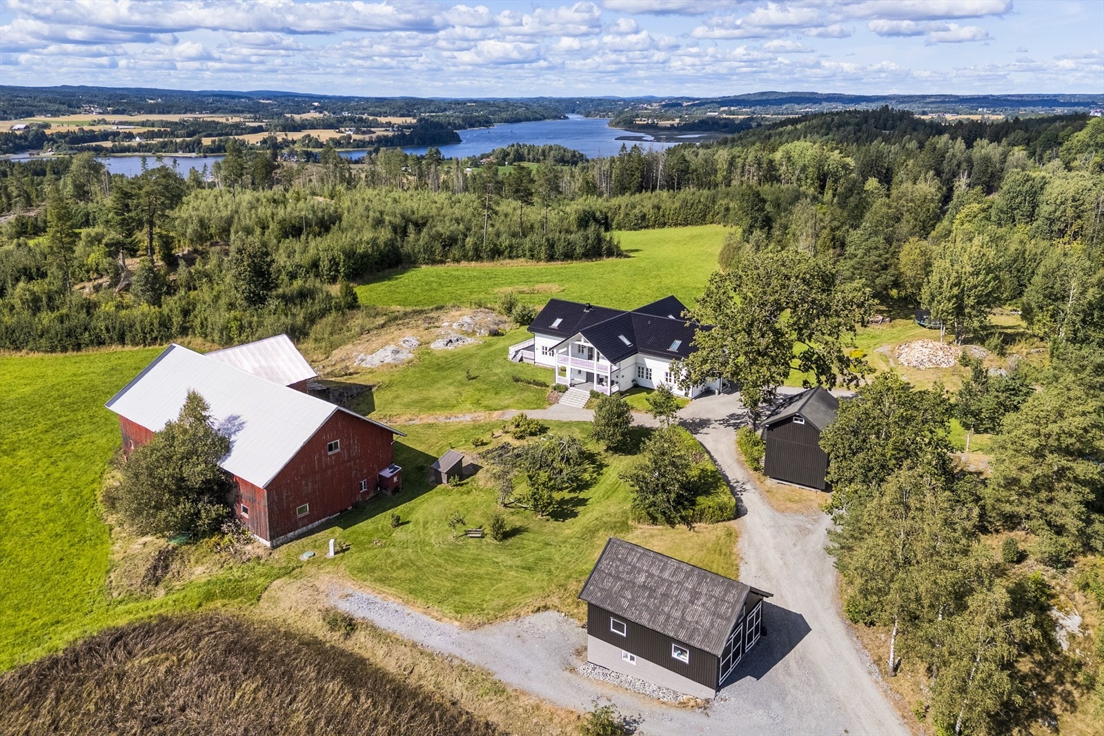 Torp gård har en rolig beliggenhet innerst i veien med skogen og jorder som nærmeste nabo. Galleribilde