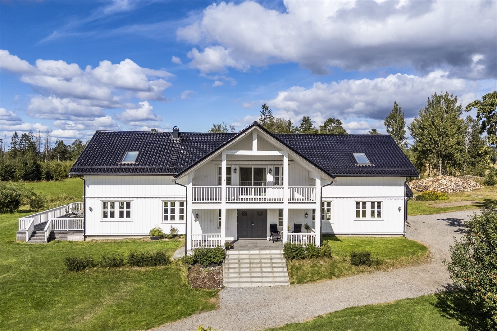 Gården har nylig renovert våningshus med klassiske detaljer og hele 510 kvm BRA. Galleribilde