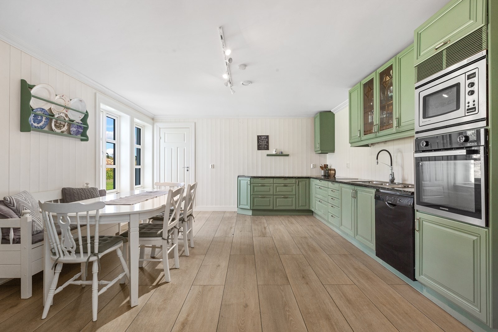 Romslig kjøkken med god plass til spisebord. Galleribilde