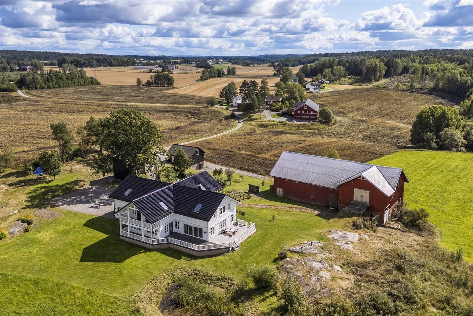 Gården har et totalt areal på om lag 336 daa. og består av 72,9 daa. fulldyrket jord, 14,6 daa. innmarksbeite og 232,7 daa. produktiv skog. Galleribilde