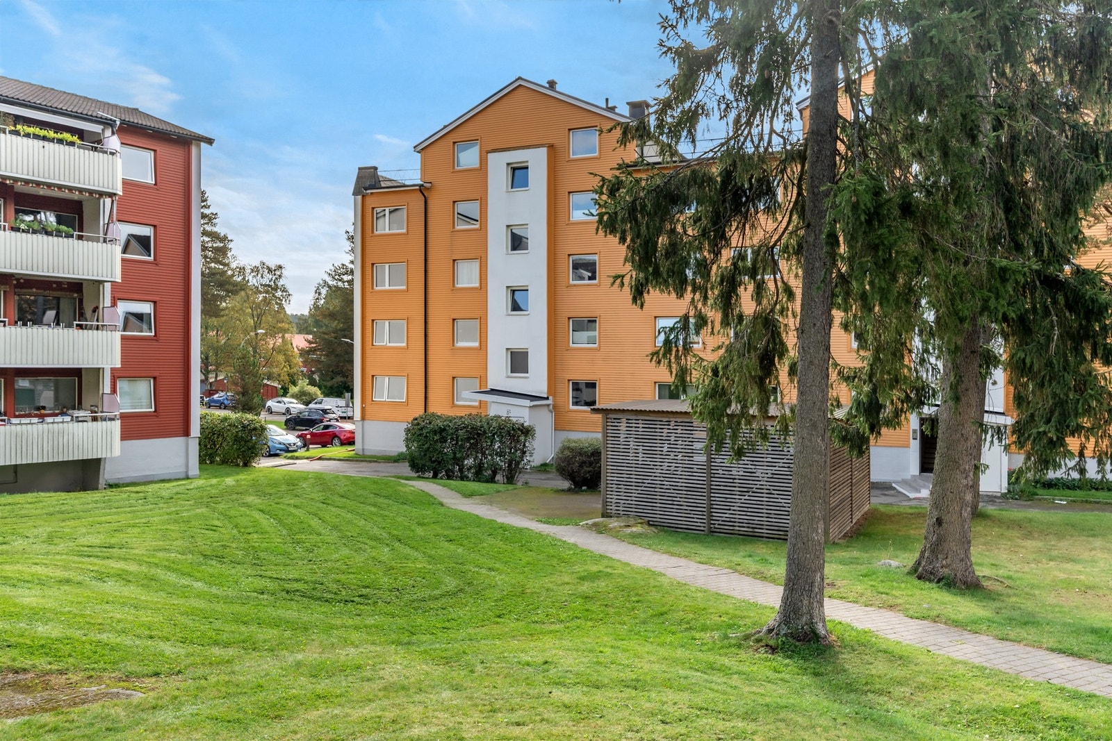 Eiendommen ligger i et meget populært, barnevennlig og veletablert boligområde på Oppsal i bydel Østensjø. Galleribilde