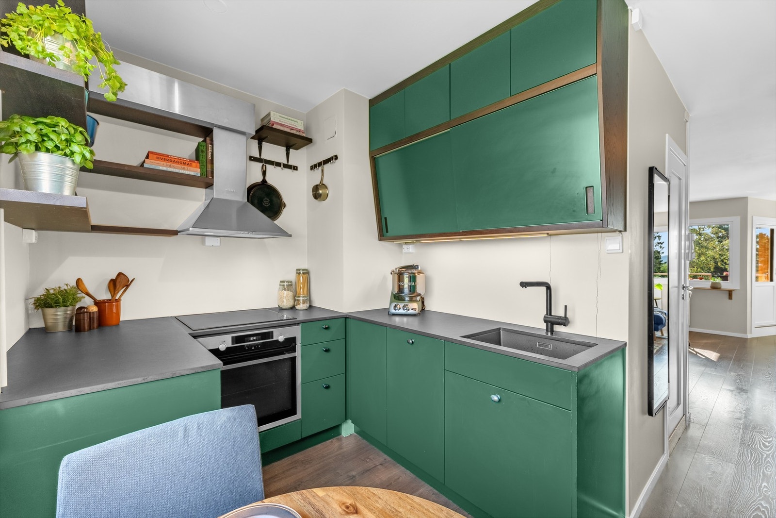Stilen er retro og autentisk med moderne kvalitet. Benkeplaten er av dekton Galleribilde