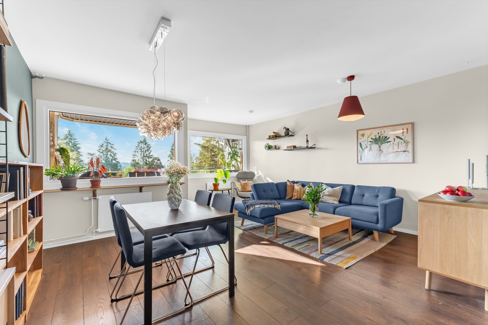 Ved spiseplassen og sofakroken er det store vinduer med utsikt mot frodig vegetasjon og på samme side er det også utgang til den solfylte balkongen - en fin forlengelse av stuen. Galleribilde