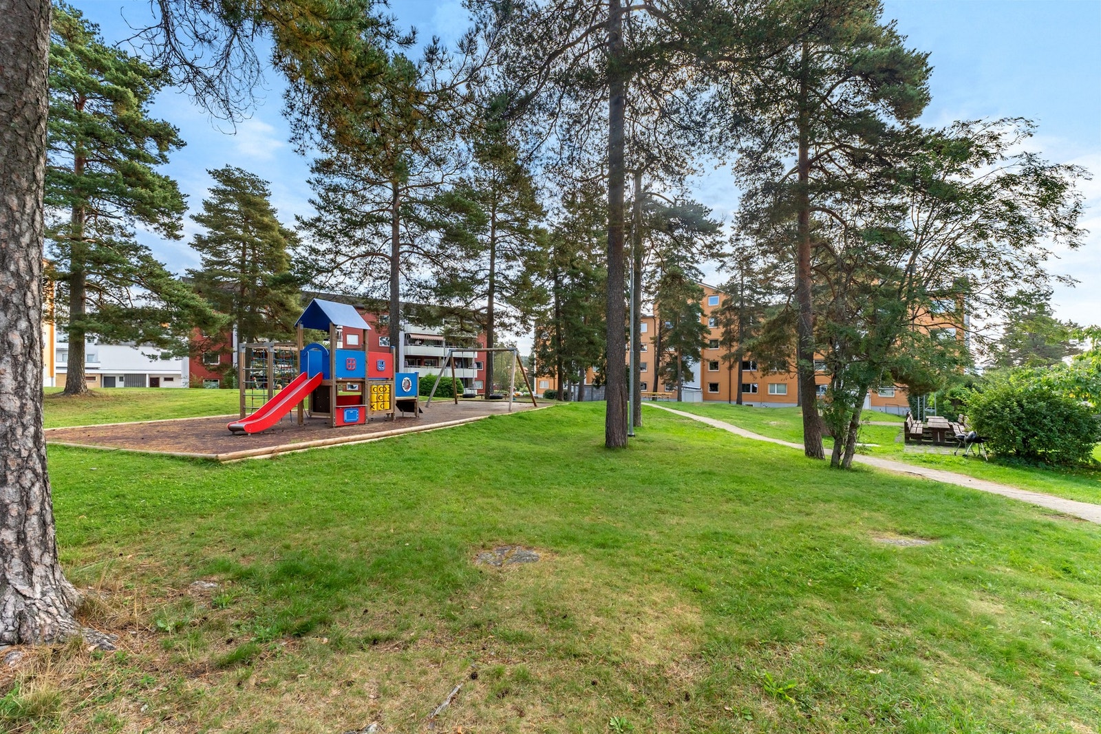 Fellesarealene er en sosial arena med sittegrupper og en fin lekeplass. Mellom byggene er det store grøntareal og naturlig vegetasjon som gjør det frodig og fint. Galleribilde