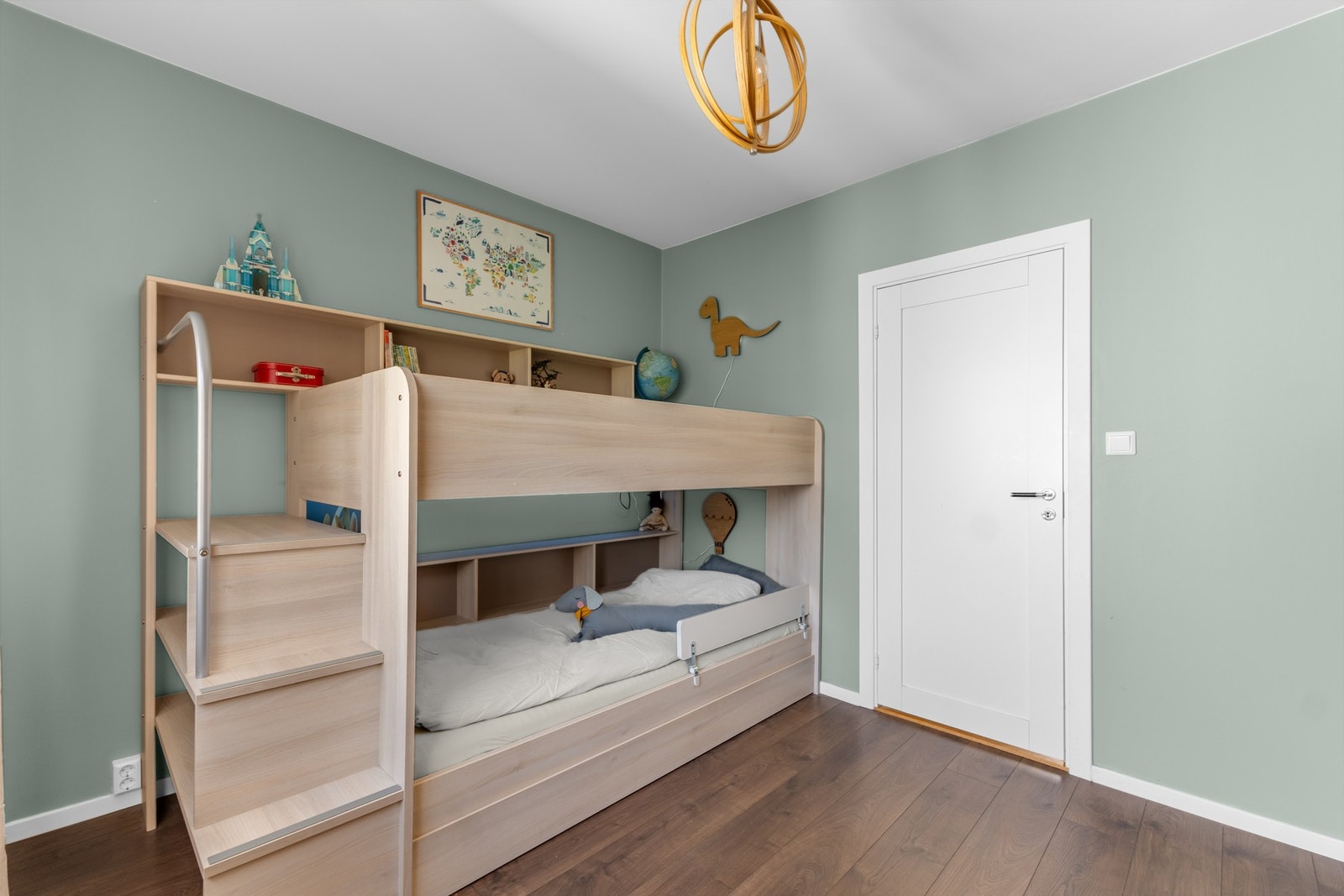 Soverom 2 er også romslig med plass til stor seng, nattbord, eller hva som passer sitt eget behov for innredning. Galleribilde