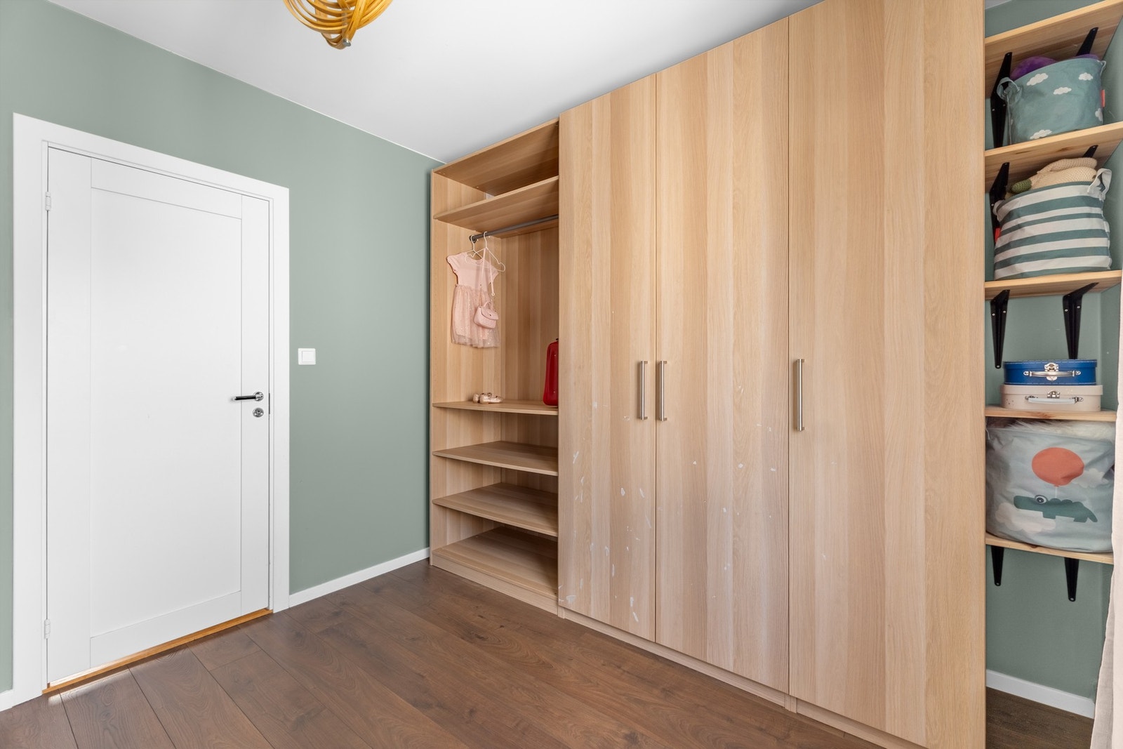 Stor garderobe på soverom 2. Det medfølger også kjellerbod på ca. 6 kvm. Galleribilde