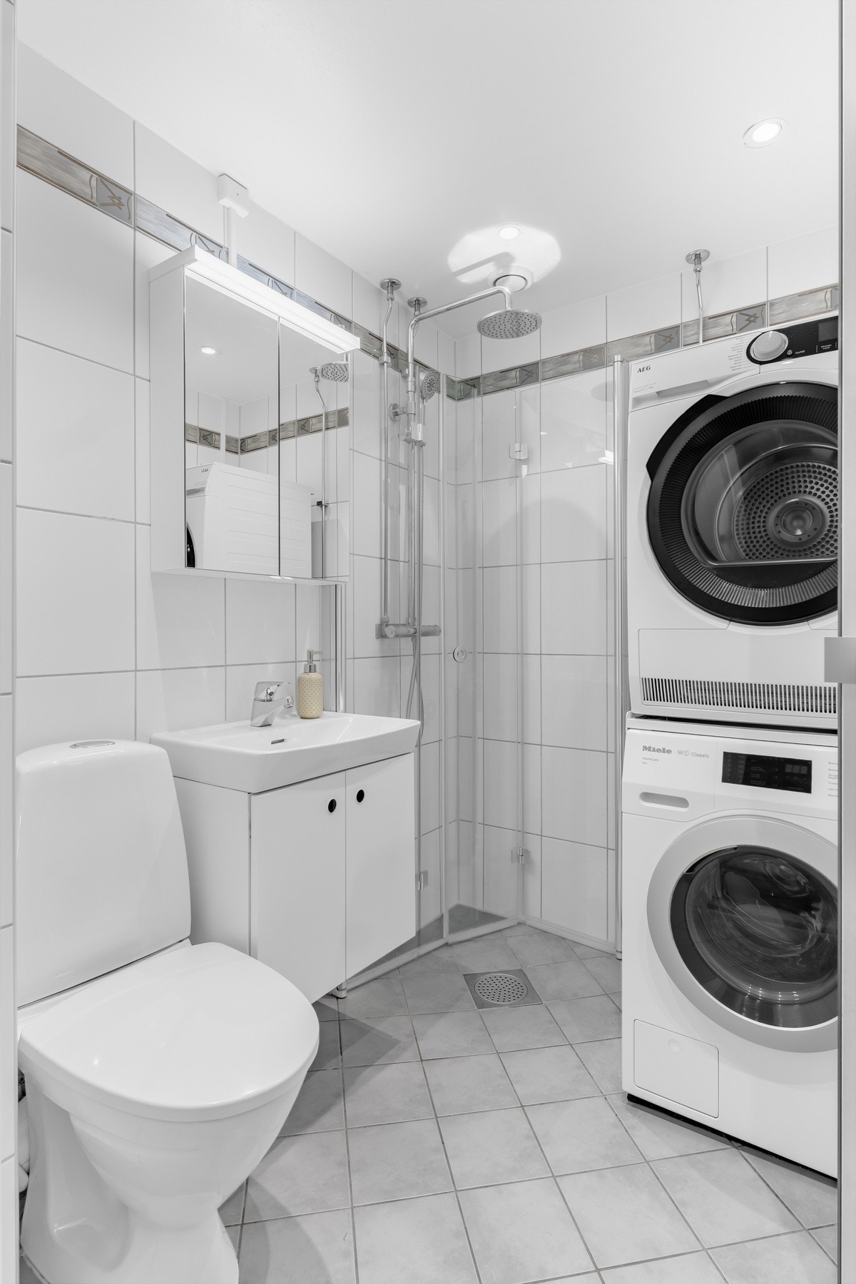I regi av borettslaget ble baderommet tot.rehab i 2008. Badet har dusjhjørne med buede, innfellbare glassdører og opplegg for oppvaskmaskin og tørketrommel. Galleribilde