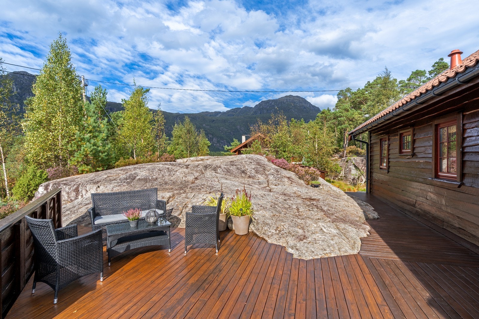 Velstelt og solrik terrasse Galleribilde