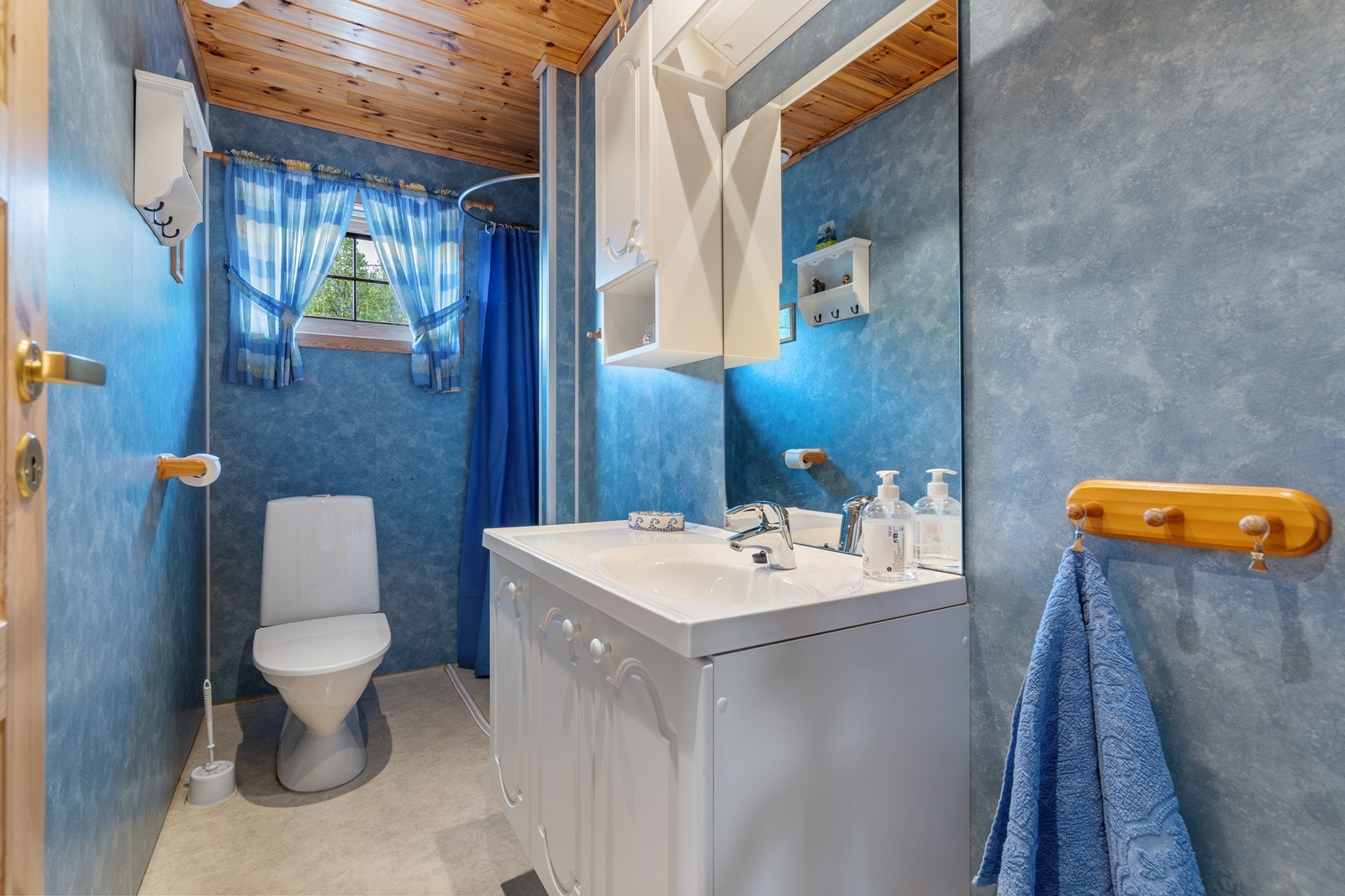 Badet inne i hytten med wc/dusj/innredning Galleribilde