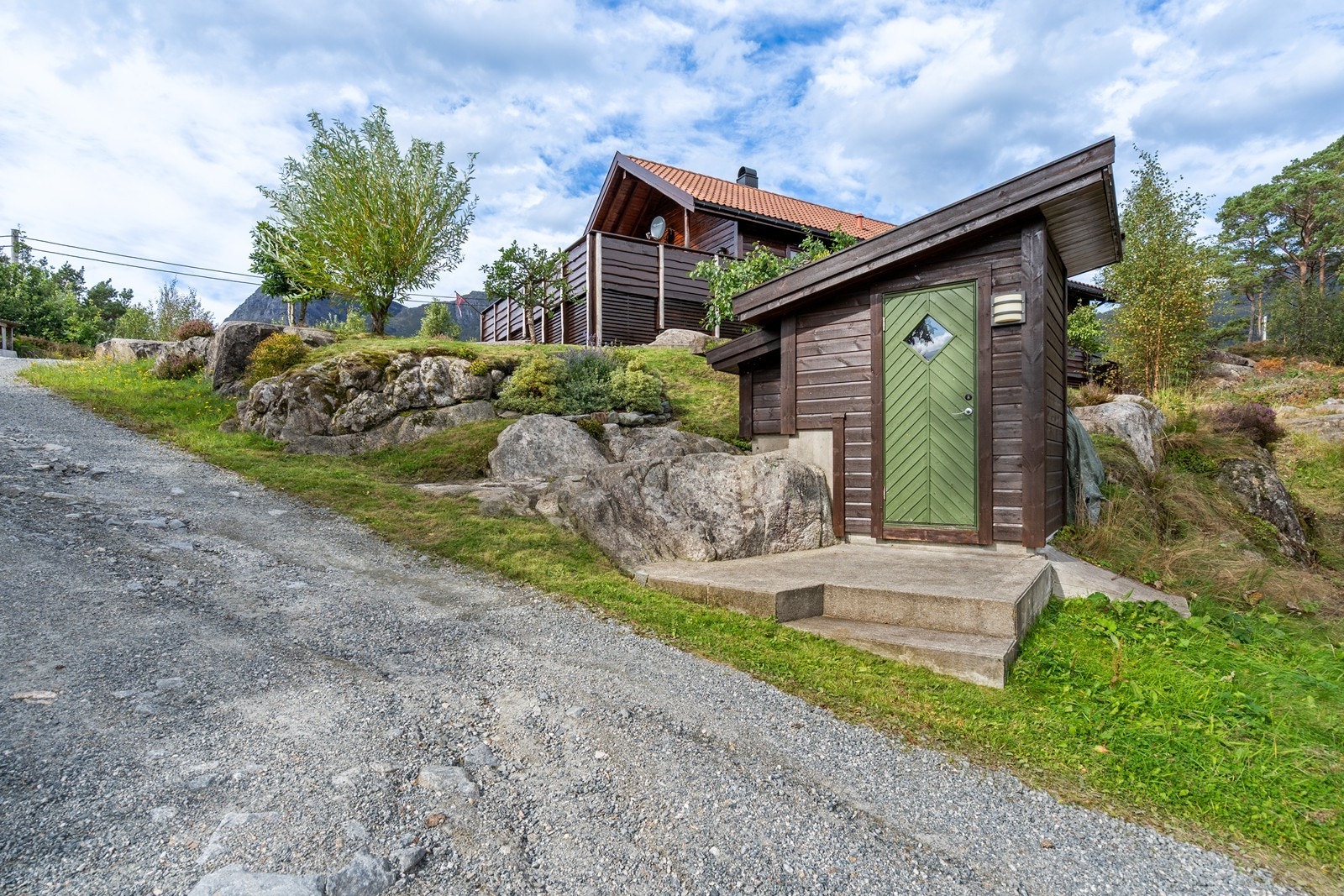 Felles borehull for vann med pumpehus er oppført like nedenfor hytten Galleribilde