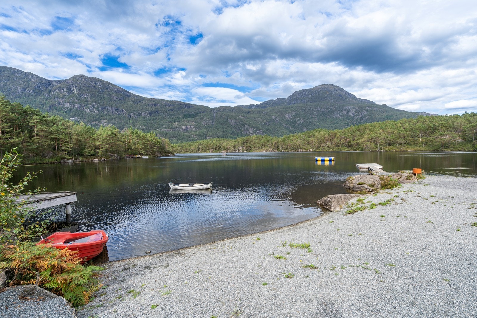 Flere har båt i vannet og benytter seg av vanntrampolinen Galleribilde