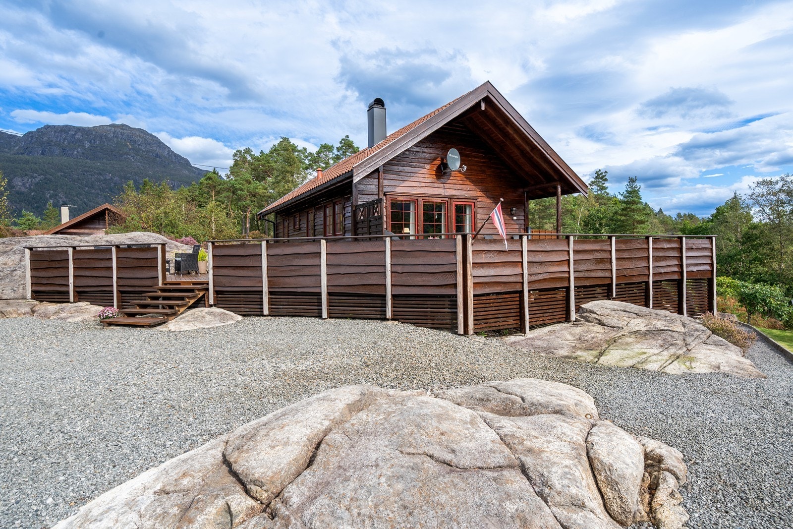 Velstelt og flott hytte som bærer preg av å være særdeles godt vedlikeholdt Galleribilde