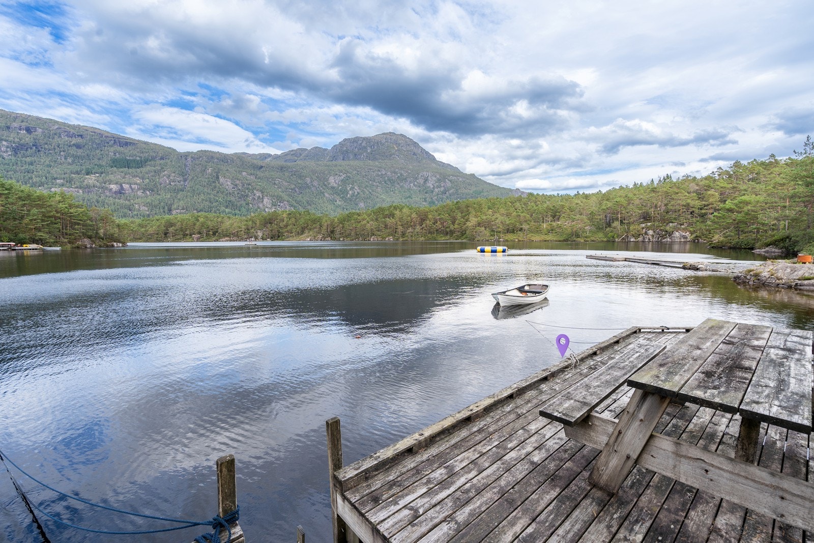 Her på bilde er det markert hvor selger til hytten har fortøyd båten Galleribilde