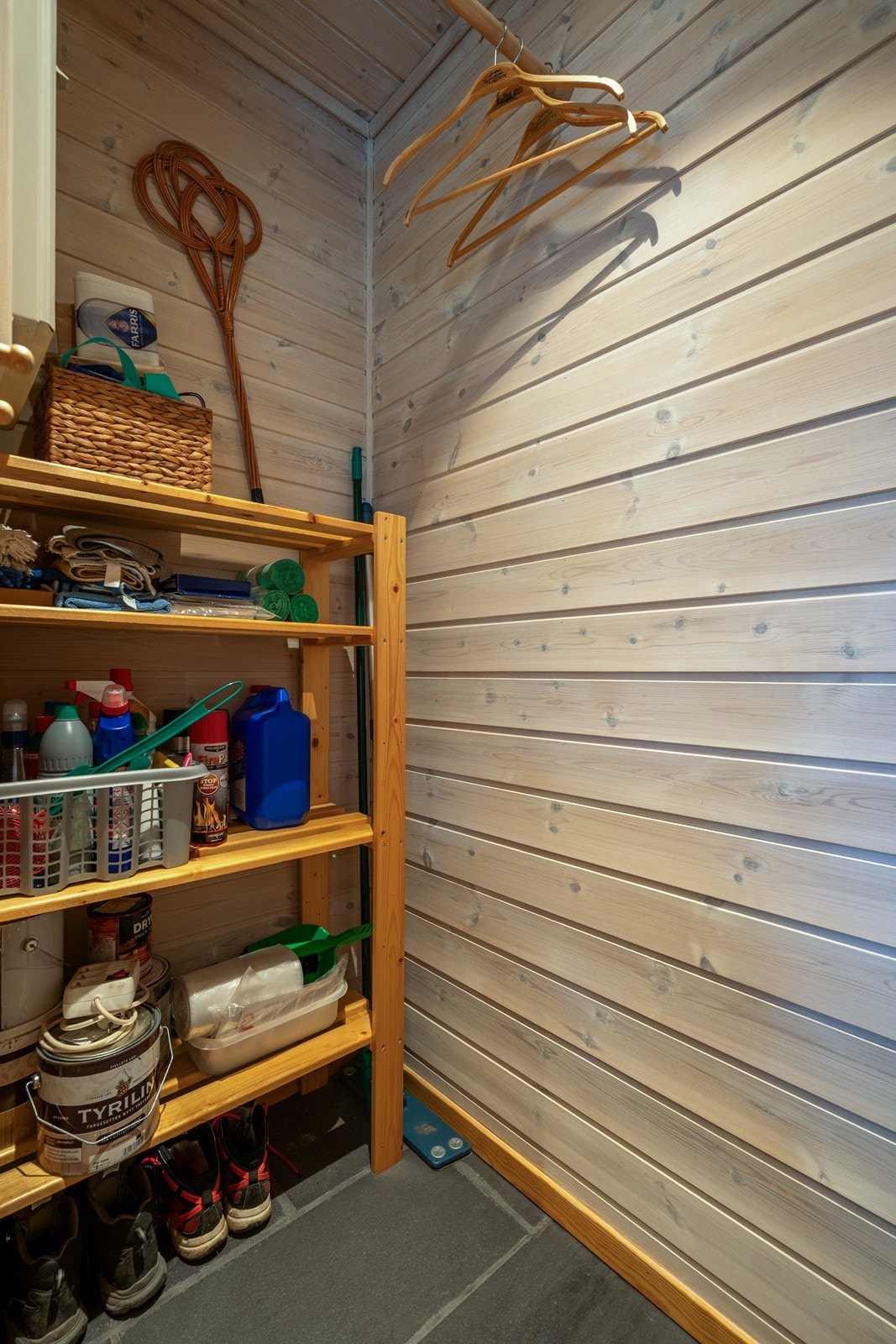 Garderobe like ved inngangsparti Galleribilde