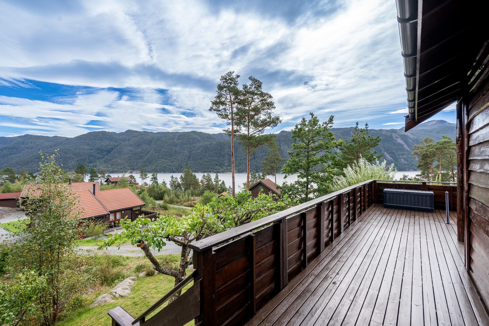 Utsikt fra terrasse sett fra inngangsparti i retning sør Galleribilde