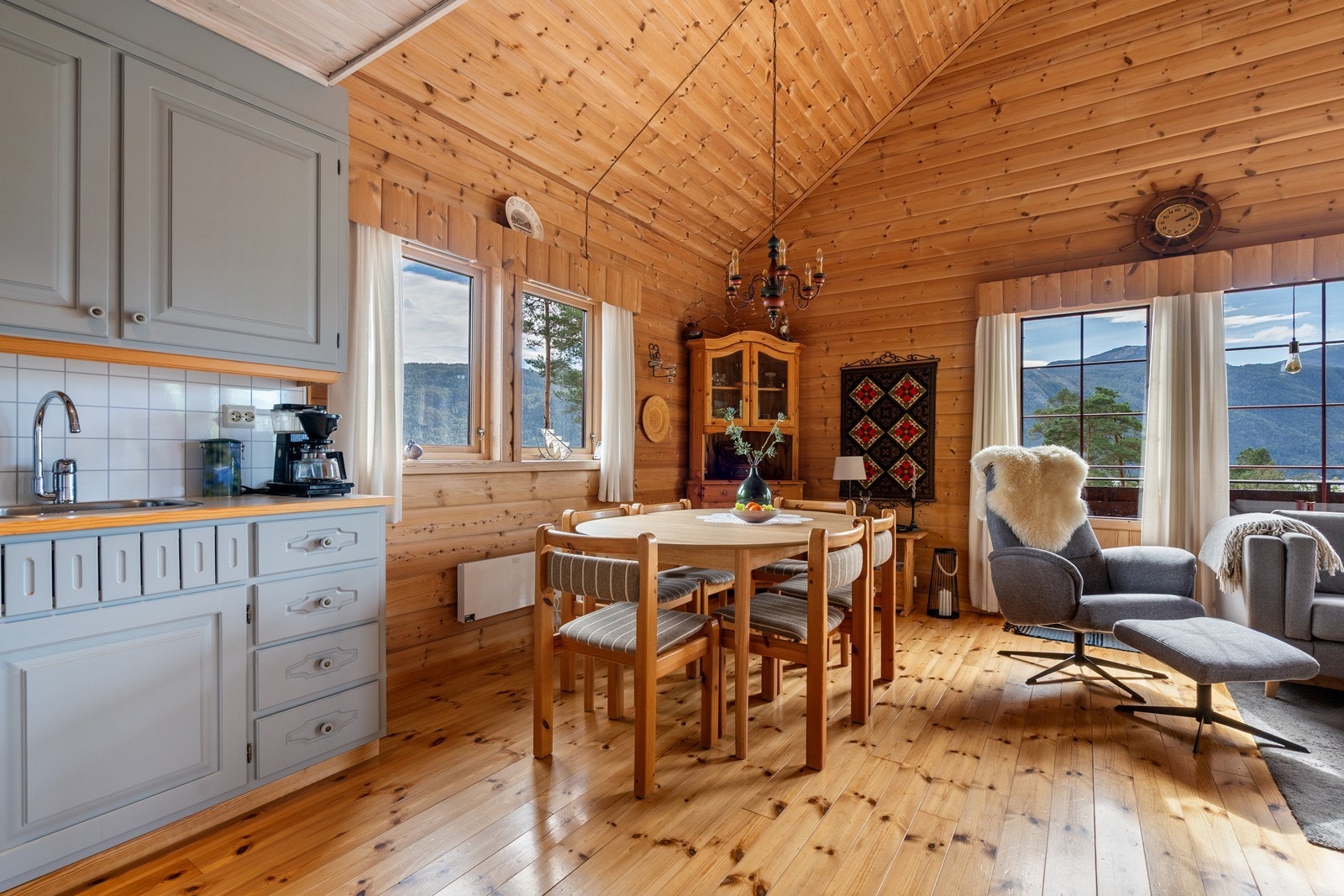 Kjøkken og stue. Mønt himling gjør stuen lys og luftig! Galleribilde