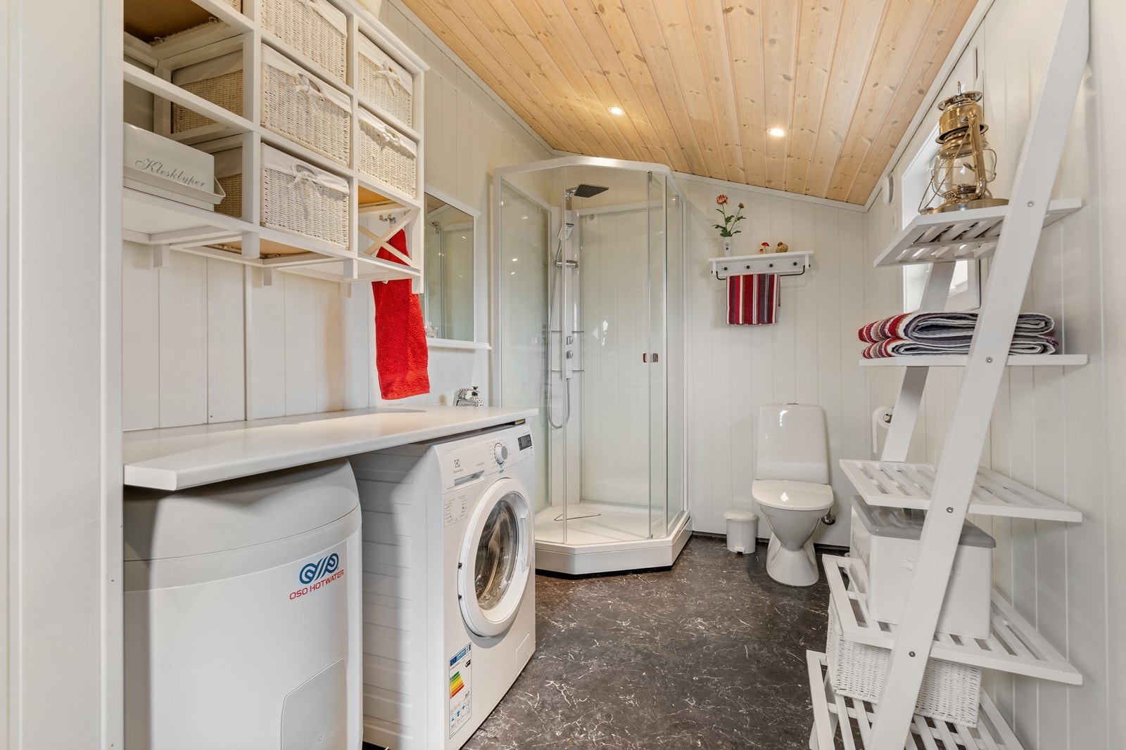 Bad/vaskerom i påbygg med adkomst utenfra Galleribilde
