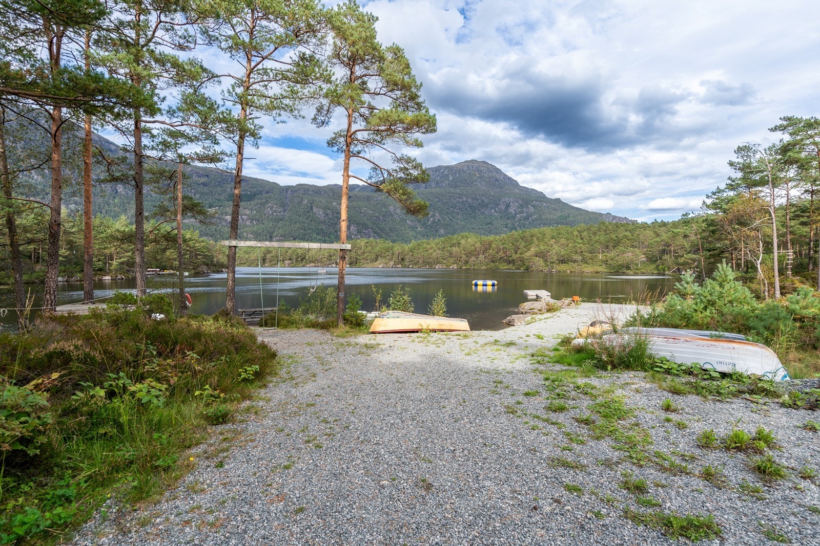 Like ovenfor hytten er det ett vann med mulighet for å bade og benytte seg av vanntrampoline Galleribilde