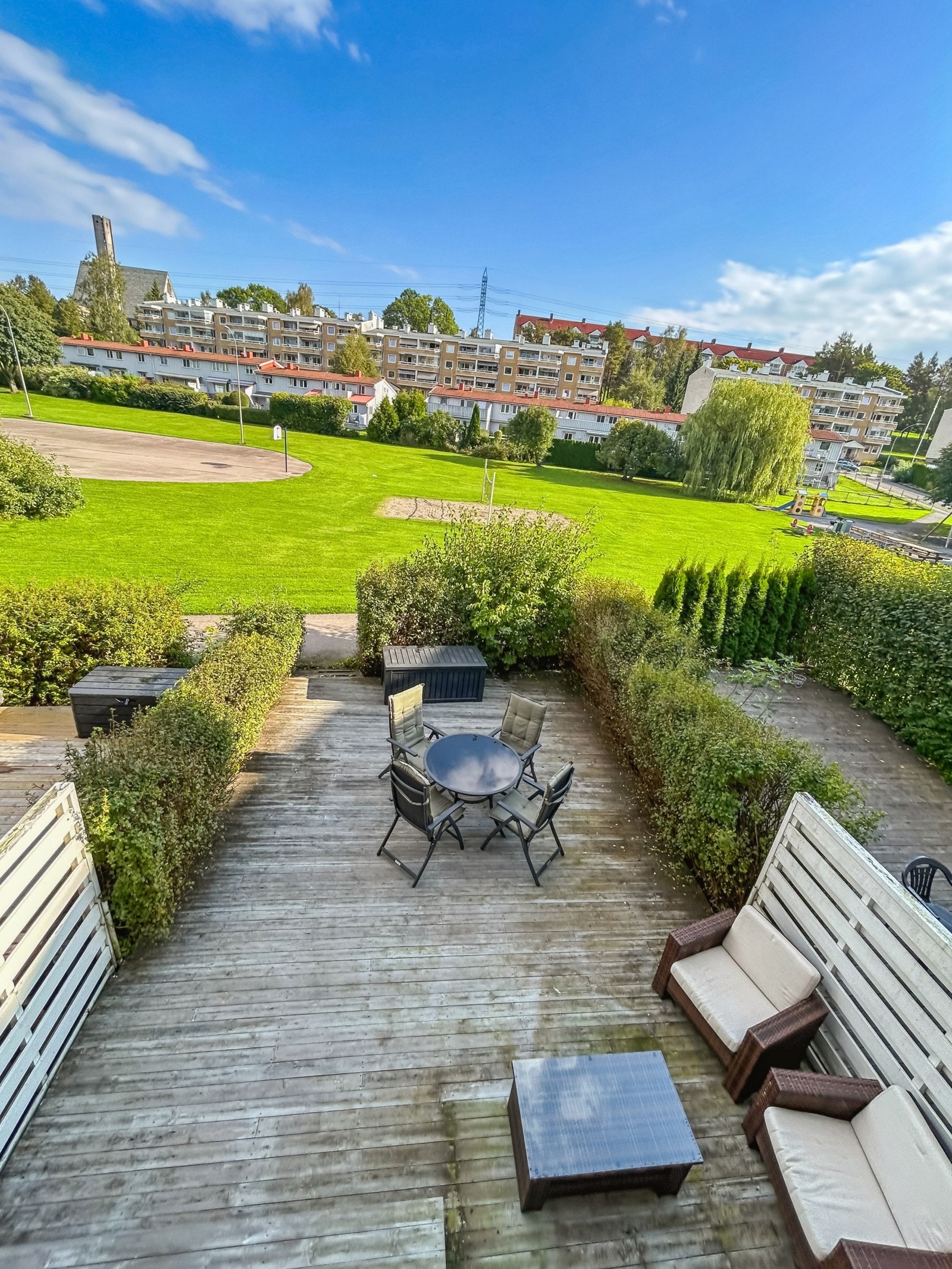 Lys 4-roms over to plan med tre soverom, balkong og 40 kvm terrasse. Barnevennlig beliggenhet. Galleribilde