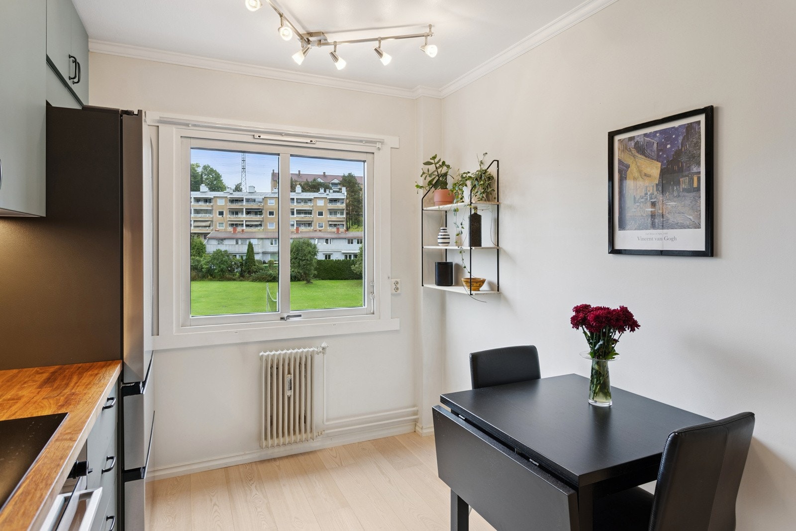 Plass til spisebord ved vinduet med utsikt mot grøntområder og lekeplass. Galleribilde