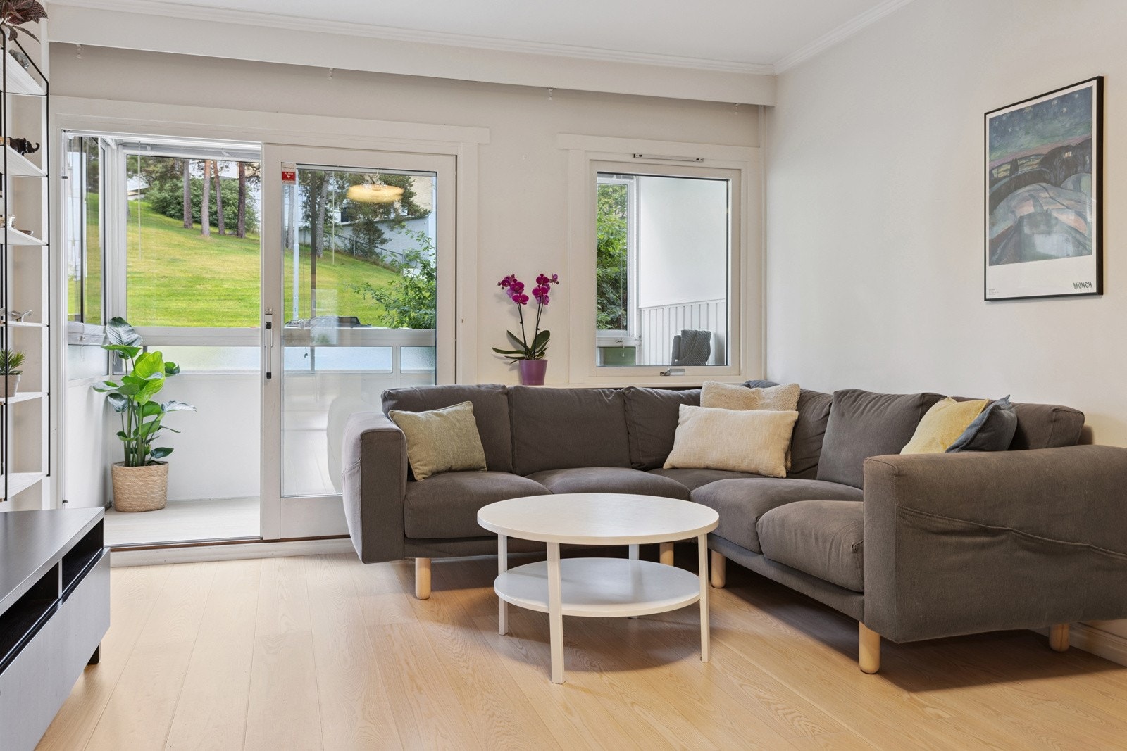 Romslig stue med naturlig lys fra store vindusflater. Galleribilde