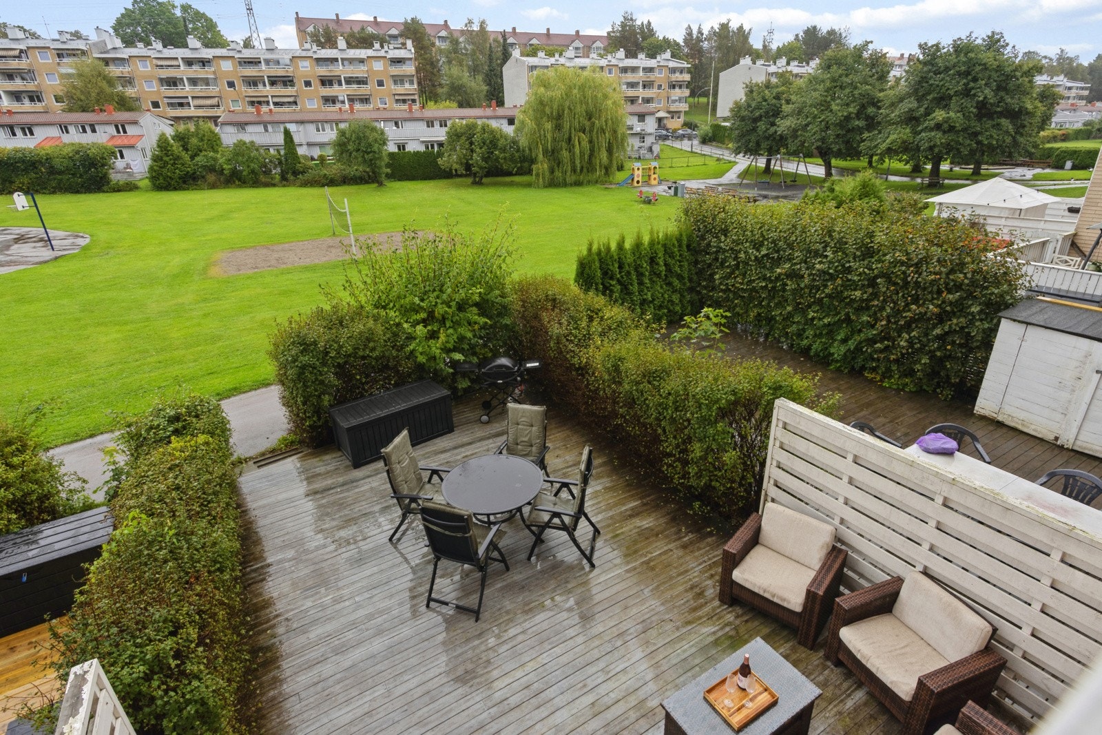 Skjermet terrasse med plass til både lek og avslapning. Videre tilgang til felles grøntarealer og lekeplass. Galleribilde