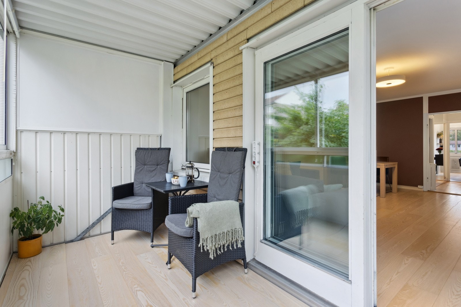 Fra stuen har du utgang til en lun innglasset balkong utstyrt med 1-stavs eikeparkett på gulv og persienner. Galleribilde