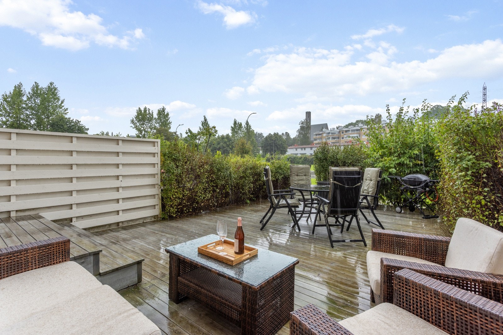 Terrasse på hele 40 kvm med god plass til diverse utemøbler med sittegrupper og grill. Galleribilde