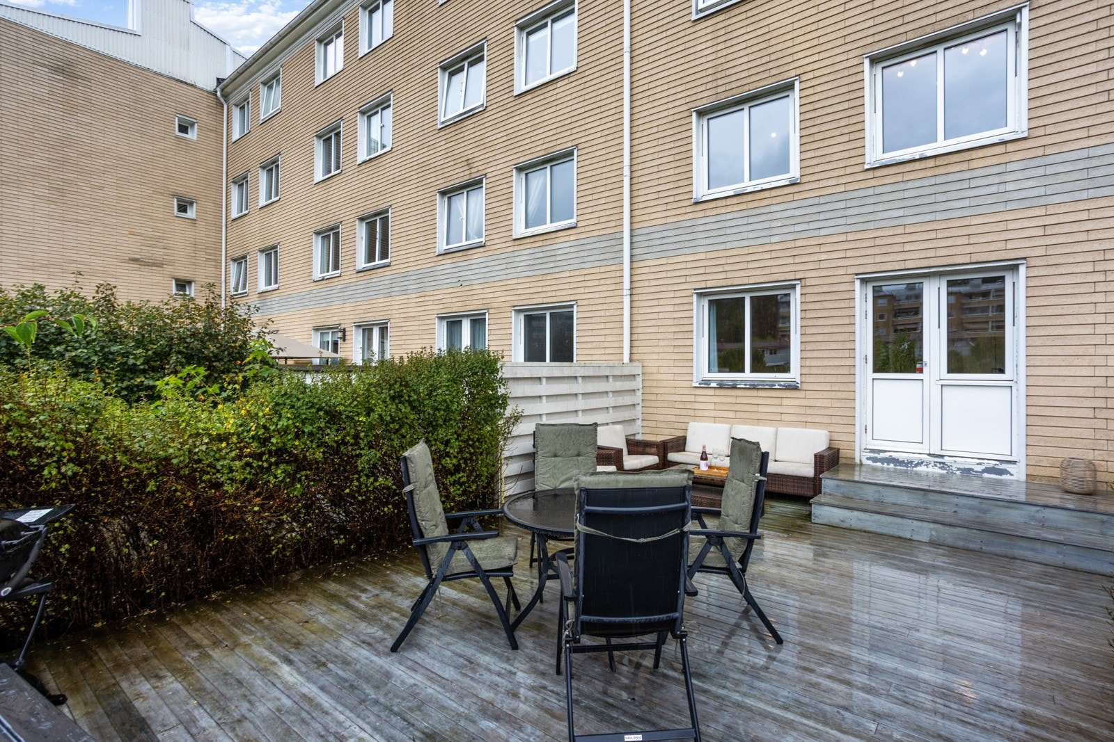 Uteplassen gjør boligen svært familievennlig med gode lekemuligheter for de små. Galleribilde