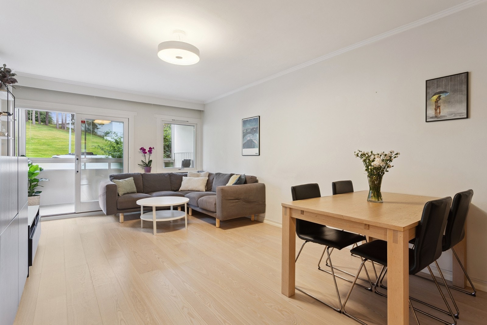 Plass til både spisebord og sofagruppe. Galleribilde