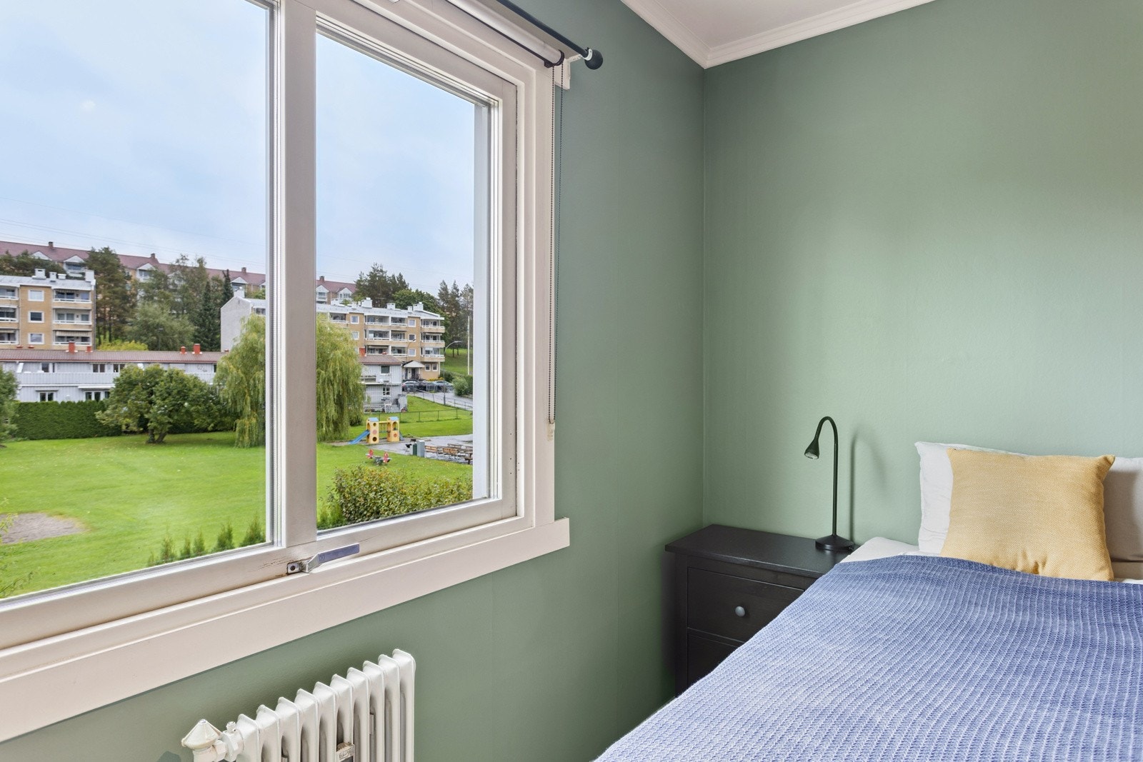 Fint og usjenert utsyn fra soveromsvinduet. Galleribilde